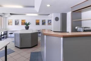 een lobby van een ziekenhuis met een wachtkamer bij SUN1 Foreshore Cape Town in Kaapstad