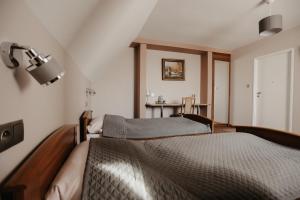 a bedroom with a bed and a table at Dworek Rutkowskich in Borowskie Cibory