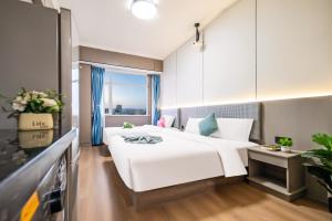 Postel nebo postele na pokoji v ubytování Xi'an Yongning Apartment Hotel