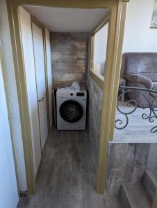 a washer and dryer in a small room at Petit LOFT Jardin Terrasse Climatisation WI FI Parking public gratuit in Elne