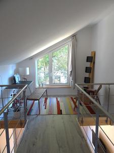 ラインスベルクにあるFerienhaus Seeblickのリビングルーム(大きな窓、カラフルなラグ付)