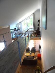 ラインスベルクにあるFerienhaus Seeblickの階段とリビングルームのある部屋