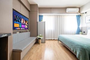 Postel nebo postele na pokoji v ubytování Xi'an Yongning Apartment Hotel