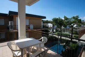 マルチェッリにあるMarcelli, trilocale con terrazzo a due passi dal mare - M046のバルコニーにテーブルと椅子が置かれたパティオ