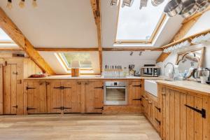 Kuchyň nebo kuchyňský kout v ubytování Bright and airy attic apartment Swallows Rest