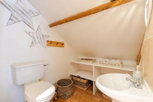Koupelna v ubytování Bright and airy attic apartment Swallows Rest