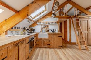 Kuchyň nebo kuchyňský kout v ubytování Bright and airy attic apartment Swallows Rest