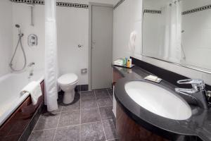 A bathroom at Hilton Glasgow Grosvenor Hotel 