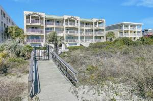 una passerella che conduce a un grande condominio di 301 Ocean Palms by AvantStay Ocean Front Home w Amazing Sea Views a Isle of Palms