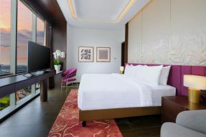 Postel nebo postele na pokoji v ubytování Atria Hotel Gading Serpong