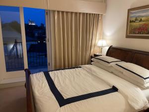 Ένα ή περισσότερα κρεβάτια σε δωμάτιο στο Top Floor En-suite Double Bedrooms With Great View Of Windsor Castle & Free Parking