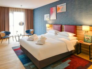 Cama ou camas em um quarto em Mercure Geneva Airport