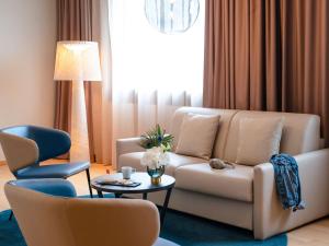 Uma área de estar em Mercure Geneva Airport