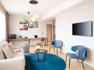 Uma TV ou centro de entretenimento em Mercure Geneva Airport