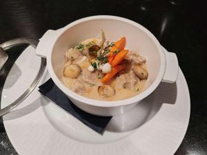 Comida no hotel ou em algum lugar perto
