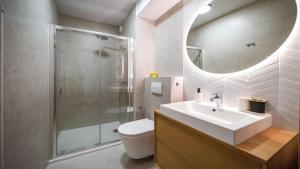 ein Badezimmer mit Toilette, Waschbecken und Dusche in der Unterkunft Resorts P Białka Tatrzańska z sauną, Sun & Snow in Białka Tatrzańska