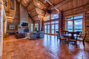 Χώρος καθιστικού στο Azalea Retreat by AvantStay Sleeps 34 Pool