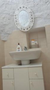 A bathroom at Trulli da Rosy