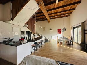 Η κουζίνα ή μικρή κουζίνα στο Ancien chai rénové avec piscine