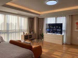 TV a/nebo společenská místnost v ubytování Shanghai Lerongju Boutique Apartment Metro Line 8 20meter