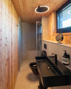 a bathroom with a black sink and a toilet at Treeangle - K1 Baumhaus in Odenthal