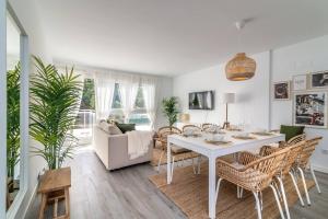 ベナアビスにあるCasa Ana Benahavisの白いテーブルと椅子のあるリビングルーム