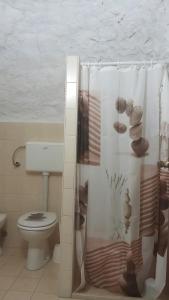 A bathroom at Trulli da Rosy