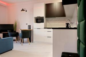 Kuchyň nebo kuchyňský kout v ubytování Apartamenty Dłługa 27 Perfekt