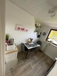 una habitación con mesa y sillas en una casa pequeña en Ferienwohnung Alice, en Burhave 6 fotos más