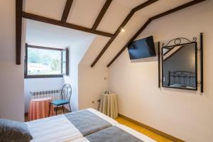 a bedroom with a bed and a mirror at Alda Puerto Calderón in Oreña