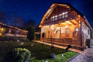 VulcanBob’house的院子里有圣诞灯的房子