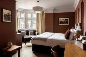 a hotel room with a bed and a living room at The Brewers Inn in London
