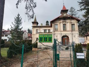 Το κτήριο όπου στεγάζεται  το διαμέρισμα