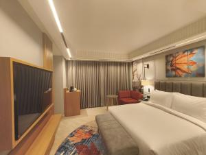 Voodi või voodid majutusasutuse Ramada Encore by Wyndham Rajbagh Srinagar toas