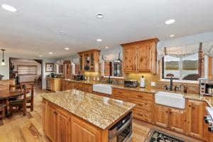 Kuchyň nebo kuchyňský kout v ubytování Lagunita Shores by AvantStay Beautiful Lakefront Mansion w Hot Tub BBQ