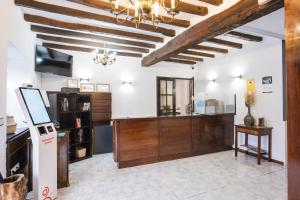 a living room with a ceiling with wooden beams at Alda Puerto Calderón in Oreña