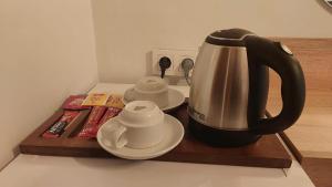 Příslušenství pro přípravu čaje a kávy v ubytování Fevzi Pasa Suite