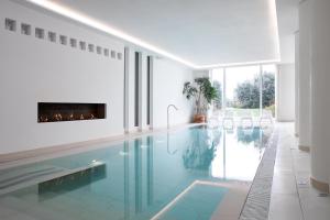 Bazén v ubytování Resort Collina d'Oro - Hotel, Residence & Spa nebo v jeho okolí
