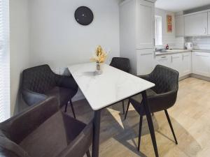Η κουζίνα ή μικρή κουζίνα στο 1BR Cozy apartment in Belfast +3 φωτογραφίες