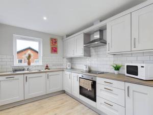 Η κουζίνα ή μικρή κουζίνα στο 1BR Cozy apartment in Belfast