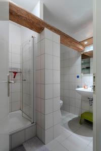 Ένα μπάνιο στο Ferienwohnung - 2EZ 1DZ - 2 Bäder - ruhig gelegen - Garten, Küche, WLAN, Parken, Self-Check-in, Ventilator- nahe Schwerin Unesco +36 φωτογραφίες
