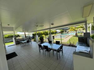 Bazén v ubytování Resort Style Holiday Unit nebo v jeho okolí