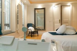 Postel nebo postele na pokoji v ubytování Suite Atemporelle - SPA room