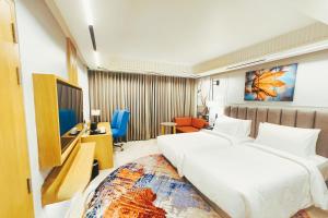 Voodi või voodid majutusasutuse Ramada Encore by Wyndham Rajbagh Srinagar toas