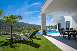 Bazén v ubytovaní NEW! Villa Top Hill, heated infinity pool, Jacuzzi, Sauna, 5 en-suite bedrooms, a Media room alebo v jeho blízkosti