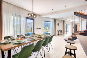 Posedenie v ubytovaní NEW! Villa Top Hill, heated infinity pool, Jacuzzi, Sauna, 5 en-suite bedrooms, a Media room