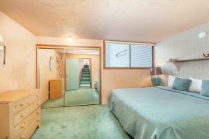 una camera con letto, finestra e specchio di Telluride Lodge 312 by AvantStay Close to Slopes Town a Telluride