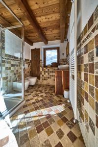 a large bathroom with two sinks and two toilets at MCX Vacation Rental - MAISON LOZ Duplex in villaggio tipico Valdostano con comfort moderni e panorama mozzafiato in Valtournenche +19 photos