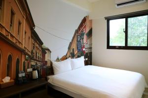 ein Schlafzimmer mit einem weißen Bett und einem Fenster in der Unterkunft 水玥町民宿 in Yuanshan