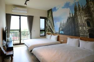 2 Betten in einem Hotelzimmer mit einem Bild an der Wand in der Unterkunft 水玥町民宿 in Yuanshan